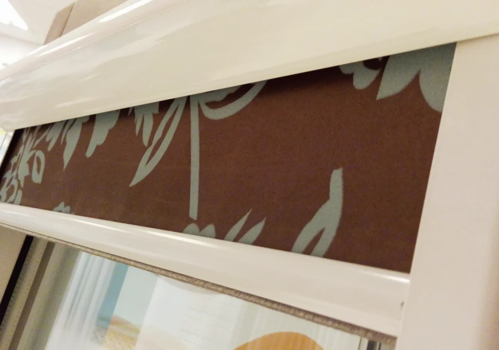 Roleta materiałowa w kasecie, przyklejana, Katowice