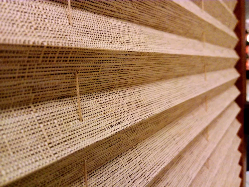 Plisa przyciemniająca, w świetle szyby