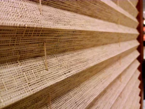 Plisa przyciemniająca, w świetle szyby