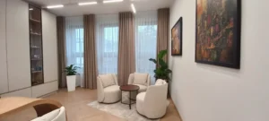 Rolety rzymskie i zasłony – idealne połączenie w dekoracji okien